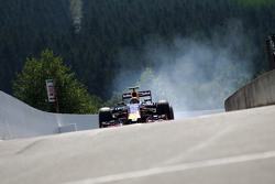 Daniil Kvyat, Red Bull Racing RB11 bloque une roue au freinage