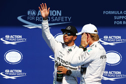 Lewis Hamilton, Mercedes AMG F1 fête sa pole position dans le Parc Fermé avec son équipier Nico Rosberg, Mercedes AMG F1