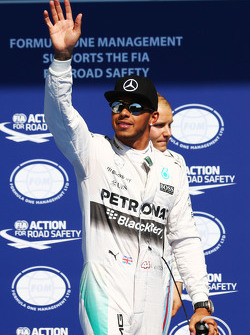 Lewis Hamilton, Mercedes AMG F1 festeggia la pole nel parco chiuso