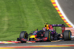 Искры из-под машины Даниила Квята, Red Bull Racing RB11