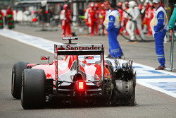 Sebastian Vettel, Ferrari SF15-T rentre aux stands avec une crevaison