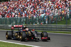 Pastor Maldonado, Lotus F1 E23 rallenta per ritirarsi dalla gara