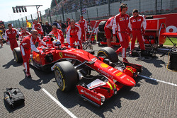 Sebastian Vettel, Ferrari SF15-T en la parrilla