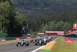 Lewis Hamilton, Mercedes AMG F1 W06 et Sergio Perez, Sahara Force India F1 VJM08 en lutte pour la tête au départ