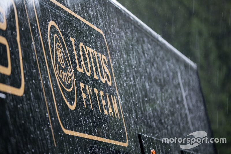 Lotus F1 Team truck en logo in de regen