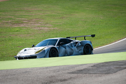 Gianmaria Bruni et Davide Rigon essaient la Ferrari 488 GTE sur le circuit de Vallelunga en Italie