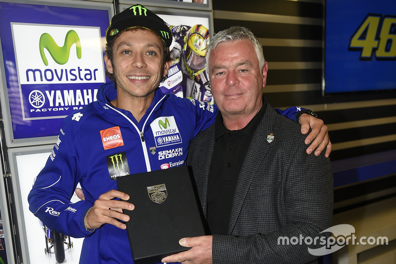 Valentino Rossi, Yamaha Factory Racing accetta la carica di membro onorario del BRDC dal presidente Derek Warwick