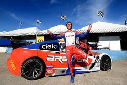 Danilo Dirani faz pole