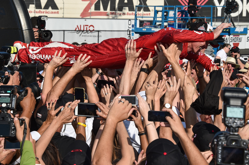 Le vainqueur de la course et champion IndyCar 2015 Scott Dixon, Chip Ganassi Racing Chevrolet