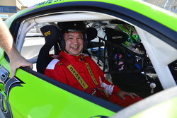Motorsport.com photographer David Yowe rides with with Nathan Stacy