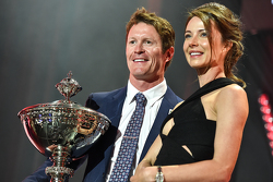 Чемпион 2015 года - Скотт Диксон, Chip Ganassi Racing Chevrolet с женой Эммой Дэвис