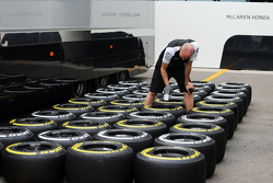 Un mécanicien McLaren avec les pneus Pirelli