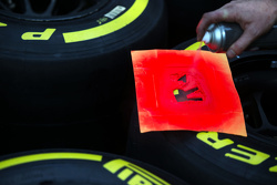 Механик McLaren с шинами Pirelli