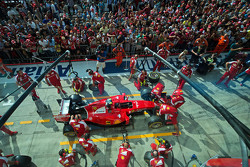 Ferrari práctica una parada en pits
