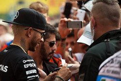 Lewis Hamilton, Mercedes AMG F1, avec ses fans