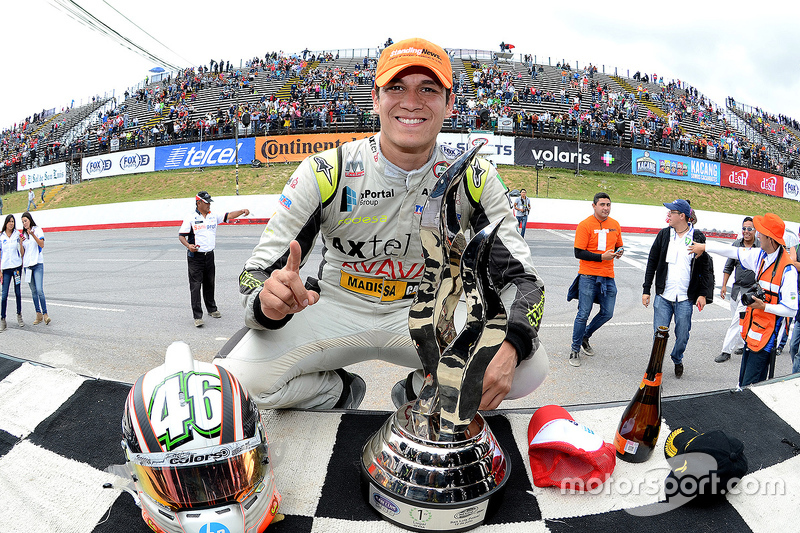 #46 Irwin Vences, M Racing Posa con el trofeo en el podio