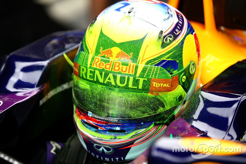 Daniel Ricciardo, Red Bull Racing RB11 avec de la peinture flow-vis sur son casque