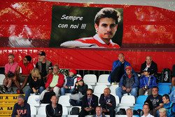Fans auf den Tribünen mit einem Poster für Jules Bianchi