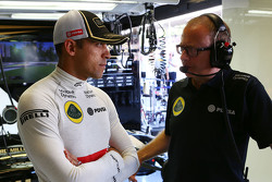 Пастор Мальдонадо, Lotus F1 Team и Марк Слейд, гоночный инженер Lotus F1 Team
