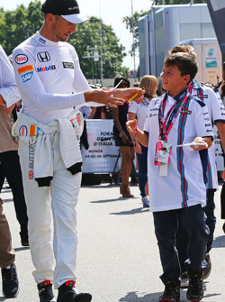 Jenson Button, McLaren signe un autographe pour un fan