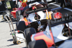 Les GP2 dans la voie des stands