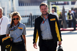 Paul Hembery, Directeur de la Compétition Pirelli avec son assistante Ilaria Parolari