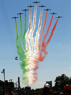 Aviones sobre vuelan la pista dejando una estela con los colores de la bandera de Italia