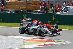 Льюис Хэмилтон, Mercedes AMG F1 W06 лидирует на старте гонки
