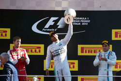 El podio: Sebastian Vettel, Ferrari, segundo; Lewis Hamilton, de Mercedes AMG F1, ganador de la carr