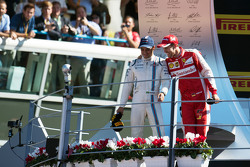 (De izquierda a derecha): el tercer clasificado, el brasileño Felipe Massa, Williams y segundo coloc