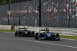 Julian Leal, Carlin lidera a Sergey Sirotkin, Rapax