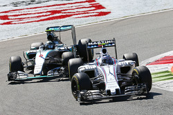 Valtteri Bottas, Williams FW37 et Nico Rosberg, Mercedes AMG F1 W06 en lutte pour une position