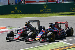 Max Verstappen, Scuderia Toro Rosso STR10 et Jenson Button, McLaren MP4-30 en lutte pour une position