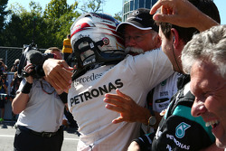 Победитель гонки - Льюис Хэмилтон, Mercedes AMG F1 празднует с командой в закрытом парке