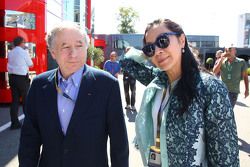 Jean Todt, presidente de la FIA con su esposa Michelle Yeoh