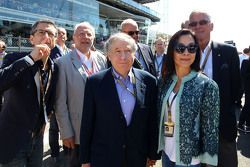 Jean Todt, presidente de la FIA con su esposa Michelle Yeoh