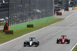 Nico Rosberg, Mercedes AMG F1 W06 en Kimi Raikkonen, Ferrari SF15-T
