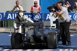 Ganador de la carrera Lewis Hamilton, de Mercedes AMG F1 W06