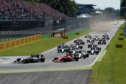 Start: Lewis Hamilton, Mercedes AMG F1 W06 leads