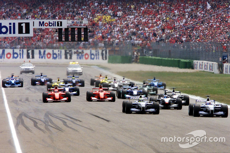 Juan Pablo Montoya à frente de Ralf Schumacher