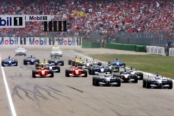 Start: Juan Pablo Montoya in front of Ralf Schumacher