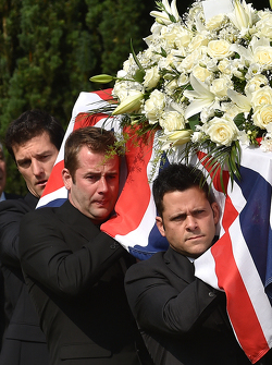 Mark Webber trasporta la bara di Justin Wilson durante il funerale