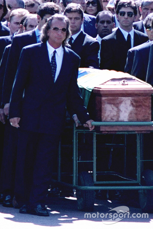 Emerson Fittipaldi, Jackie Stewart, Johnny Herbert, Derek Warwick y Damon Hill ayudan a cargar el ataúd de Ayrton Senna durante su funeral