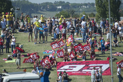 Tifosi di Marc Marquez sul prato
