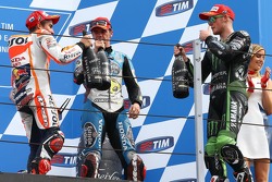 Podio: il vincitore Marc Marquez, Repsol Honda Team, il terzo Scott Redding, Marc VDS Racing Honda e il secondo Bradley Smith, Tech 3 Yamaha