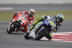 Valentino Rossi, Yamaha Factory Racing, et Michele Pirro, Ducati Team
