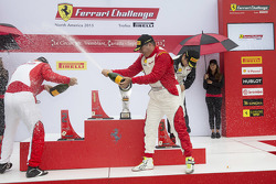 Trofeo Pirelli podio: Ganador Emmanuel Anassis, segundo lugar John Farano, el tercer lugar Wei Xu