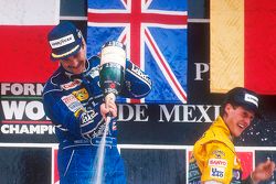 Podio: ganador de la carrera Nigel Mansell, y el tercer lugar Michael Schumacher