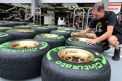 Mecánico Lotus F1 Team con neumáticos Pirelli