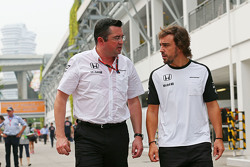 Эрик Булье, гоночный директор McLaren и Фернандо Алонсо, McLaren